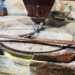 Mahlstein mit Wasserenergie angetrieben