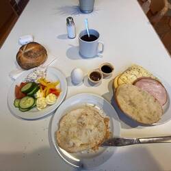 Juhe Frühstück mit abermals genießbarem Kaffee