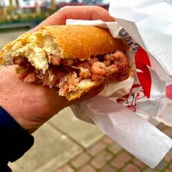 Ein obligatorisches Krabbenbrötchen