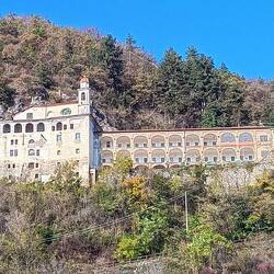 Santuario Santa Lucia - die Kirche wußte schon, wo man schöne und sichere Orte findet...