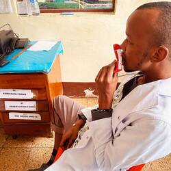 Dr.Riziki inhaliert die Schokolade aus Deutschland