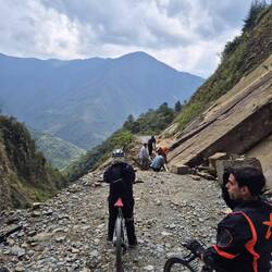 Absteigen und Räder tragen