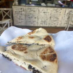 Torta al testo caciotta (fromage) et sauce à la truffe