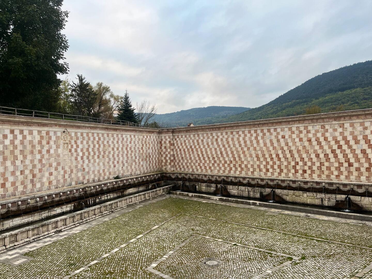 Fontaine aux 99 cannelles (près de la gare d'Aquila)