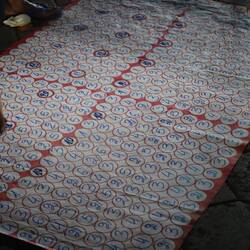 Hier werden Münzen geworfen - bei Treffer aufs Feld: Gewinn, rote Linie: Verloren