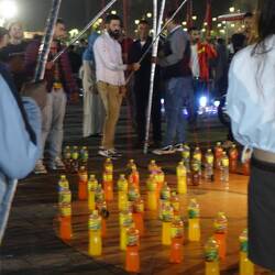 Flaschenangeln: ein Ring soll mit der Angel über die Flasche gestülpt werden