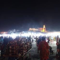 Der Place Djemaa el-Fna bei Nacht - eine ganz andere Atmosphäre
