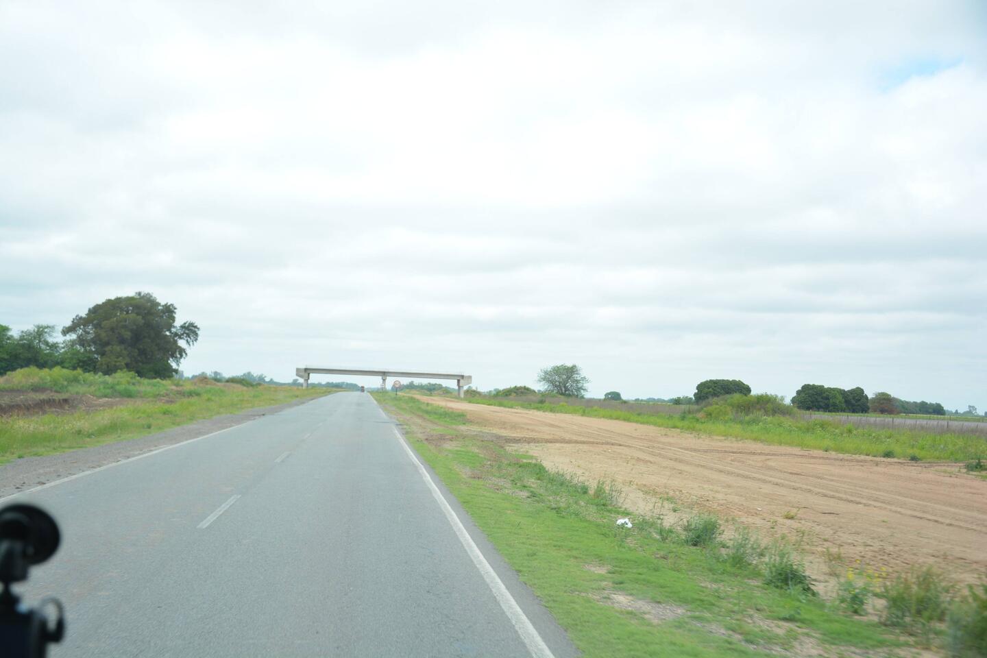 Landstraße schnurgerade. Diese Brücke steht sinnfrei in der Gegend herum.