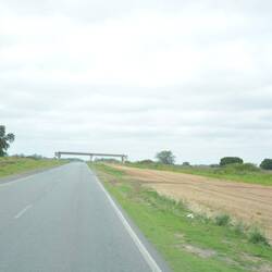 Landstraße schnurgerade. Diese Brücke steht sinnfrei in der Gegend herum.