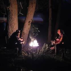 Scheue indigene Bevölkerungsgruppe. Pause nach erfolgreichem Brandschatzen