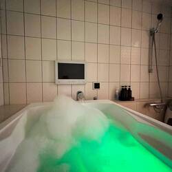 Badezimmer mit Whirlpool - wir haben ihn davor ausgespült
