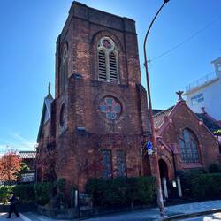 Die Kirche hat gar nicht in das Straßenbild gepasst