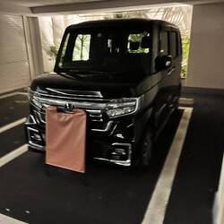 Aus Diskretion kann man auf dem Parkplatz sein Nunmernschild abdecken