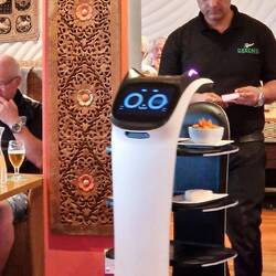 Bedienung mit Roboter