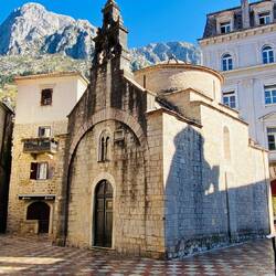 Viele Kirchen an wunderschönen Plätzen zieren das Stadtbild von Kotor
