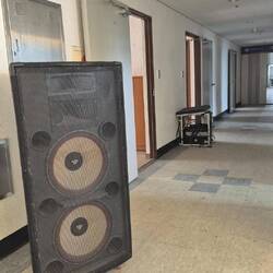 Lautsprecher und weitere Audio Komponenten. Aber warum stehen diese im 3. Stock?