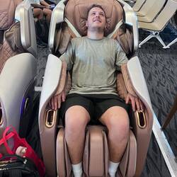 So lässt es sich auf den Flug warten 🤪