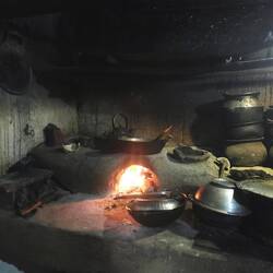 Küche mit Holzfeuer-Herd