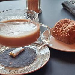 Café au lait und eine Zimtschnecke auf Rainer