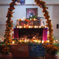 Euse interaktiv Altar wo mir selber eusi Gabe hei dörfe platziere.