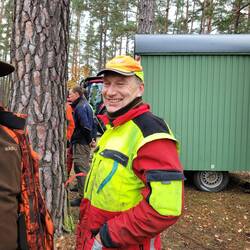 Noch lacht Uwe! Nachsuche 1 bis 4 warten! Nachher steht er wieder mit Kopflampe allein am Feuer!