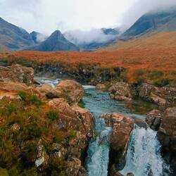 Et ses sommets embrumés