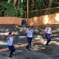 Kinder der Schule üben für eine Aufführung