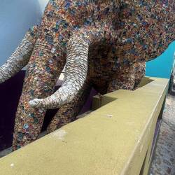 Der Elefant wurde aus lauter Kaffeekapseln geklebt