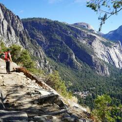 Ganz hinten im Bild visavis des Half Dome steht der North Dome den wir besteigen wollen.