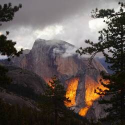 Sonnenuntergang mit Sicht auf den half Dome.