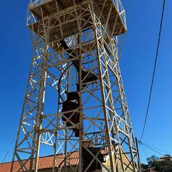 Der Glockenturm der Άγιος Νικόλαος