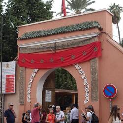 Der Eingang zum Palais Bahia - ganz schön überfüllt