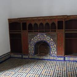 Ein schicker Ofen im sonst schlichten Raum