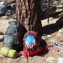 Ab hier deponieren wir unsere Rucksäcke.
