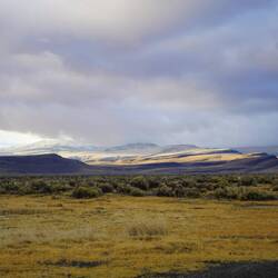 Sonnenaufgang an der Schutzhütte. Lichtspiel in der Wüstenlandschaft.
