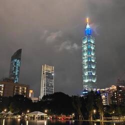 Taipei 101 (rechts)