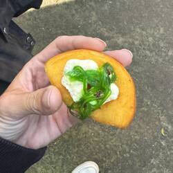 "Dunkelsturmtaucher" mit Seegras auf frittiertem Brot