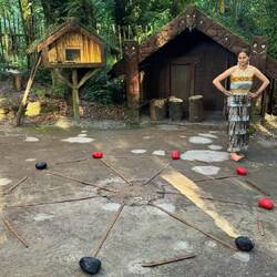 Spiel mit Steinen und Stöcken