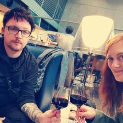 Übermüdet in der V.I.P. Lounge 🍷