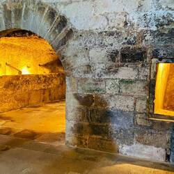 Blick zu den unterirdischen Stallungen