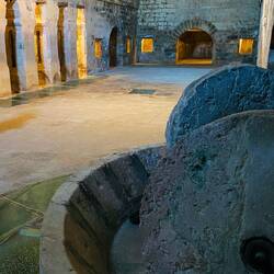 Der Raum mit den Pressen und dem Olivenmalstein