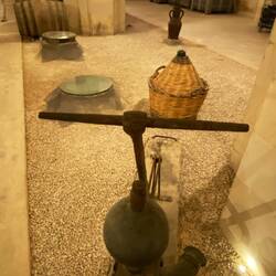 Weinreifung in Amphoren die im Boden eingegraben sind