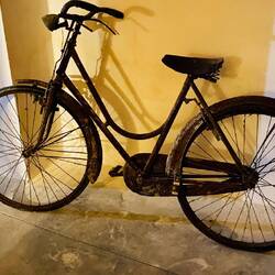 Hier steht ein Fahrrad, ob die dies jeweils gebraucht haben?