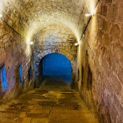 Treppe hinunter zur unterirdischen Olivenpresse