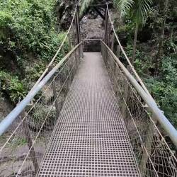 Dann über eine Hängebrücke weiter