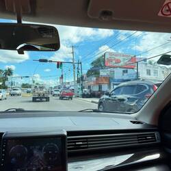 Selbst die Ampelmasten leuchten in den jeweiligen Signalfarben 😎👍