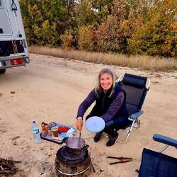 Feuerköchin mit Linsen in der Pfanne
