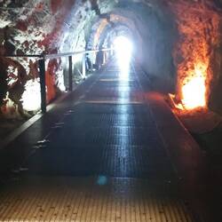 Aufgang zur Burg durch den Tunnel