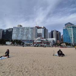 Blick vom Strand auf die Stadt