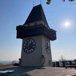 Verkehrte Welt: Der kleine Zeiger zeigt die Minuten, der grosse Zeiger die Stunden an.